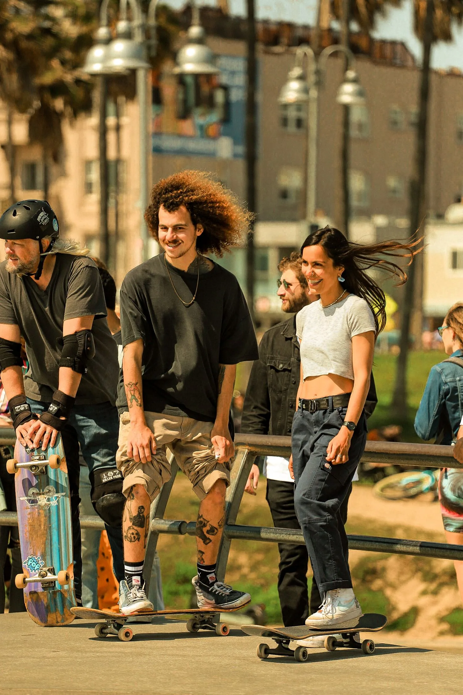Groupe de skateurs réunis avec leurs planches entre deux passages