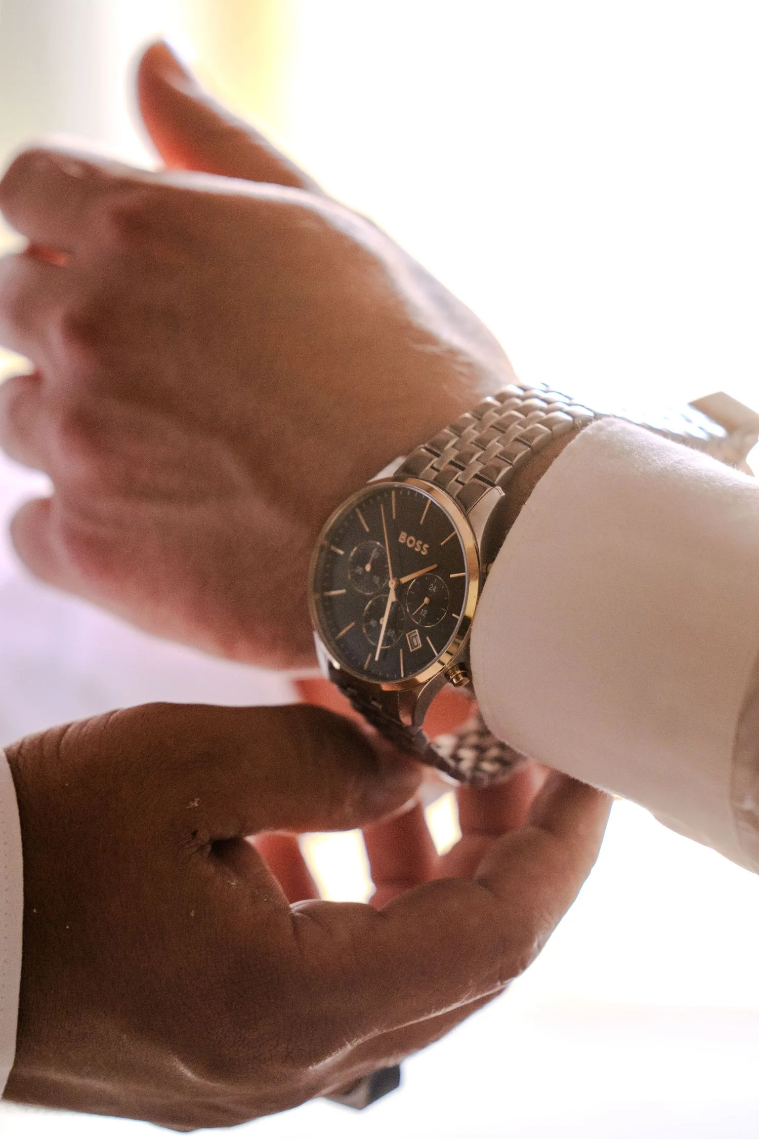 Le marié ajuste sa montre avant la cérémonie