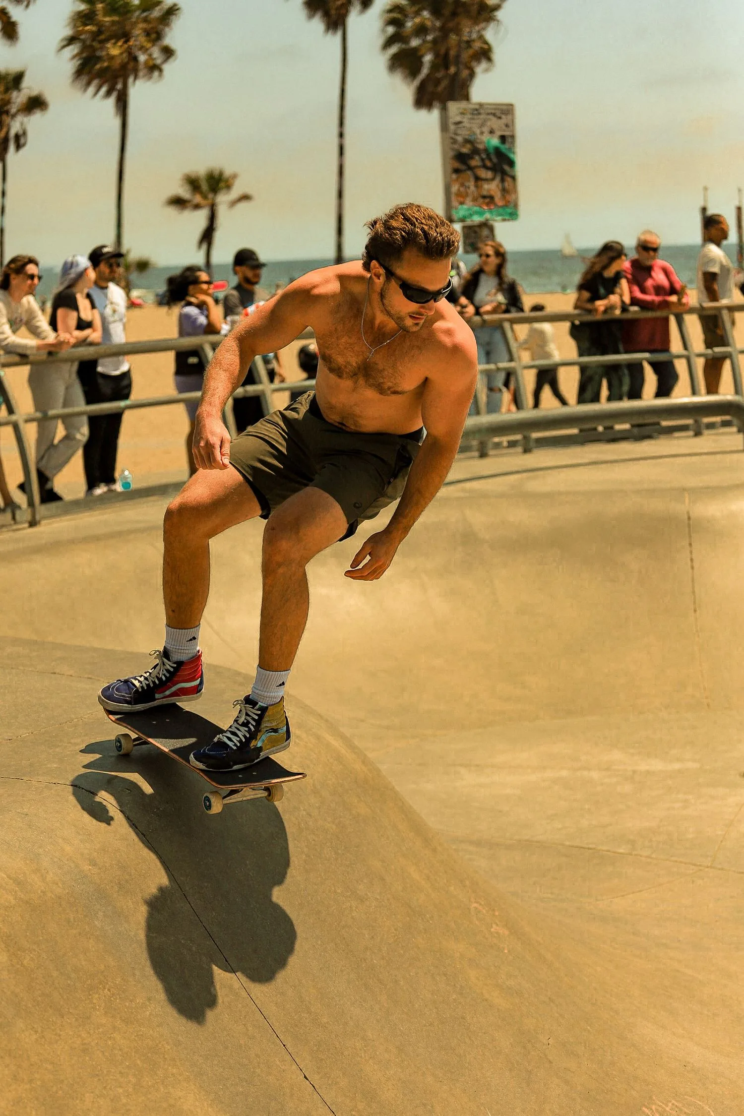Skateur en équilibre sur le rebord du bowl devant les spectateurs